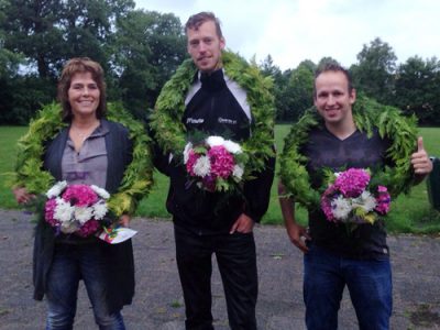 Richard van der Meer met de krans naar Huis