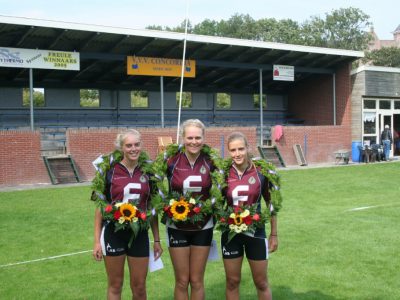 Ingrid van der Veen met de krans naar huis