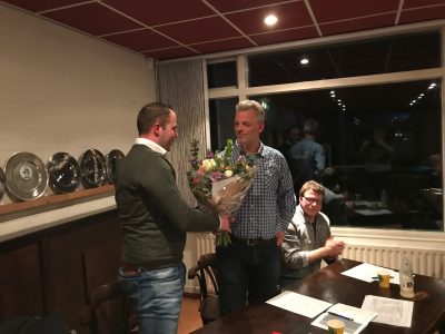 Reinder Nouta draagt het ponghâlderschap over.
