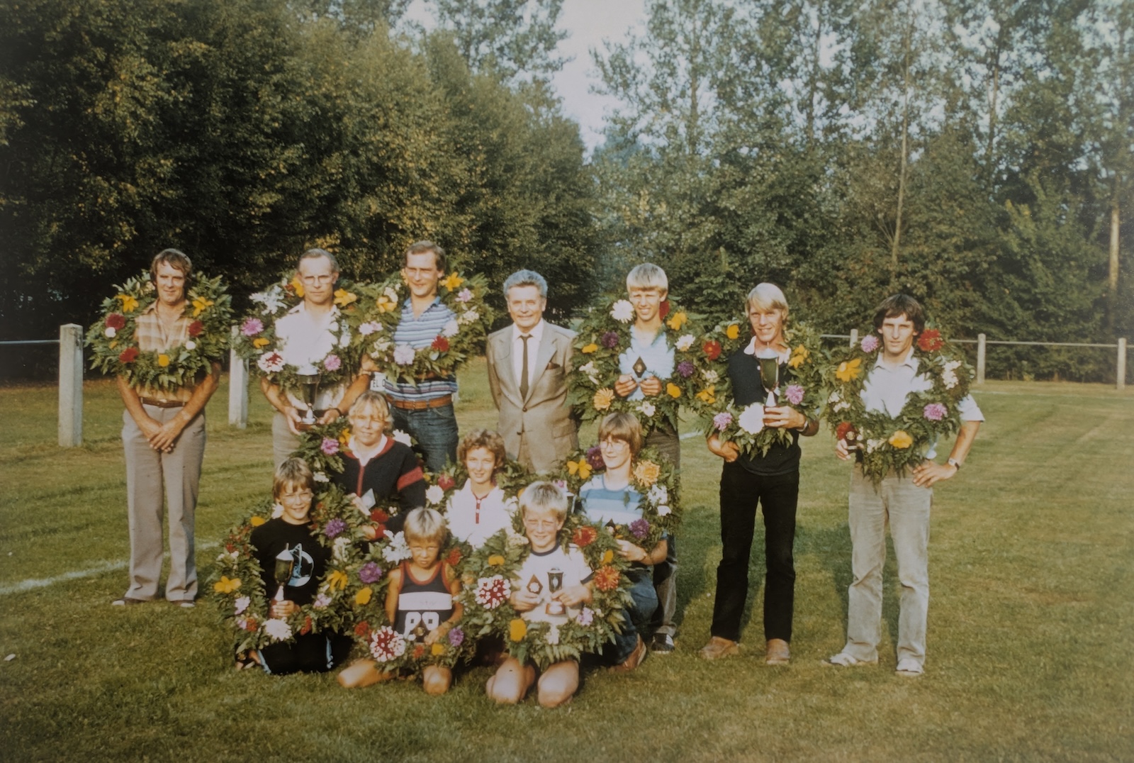 Winnaars Van Os-partij 1981. Achterste rij v.l.n.r.: Eelke Wijnsma, Jelle de Lang, Bouke Beetstra, Ritske van Os, Klaas Dijkstra, Jetse de Vries en Jan Meijer; middelste rij: Antje van Borkulo, Tineke Vlieger en Teunie Piersma; voorste rij: Klaas Jan van der Kooi, Jasper Regtien en Edward Korporaal, op de foto ontbreekt Betze Pieter van der Veen